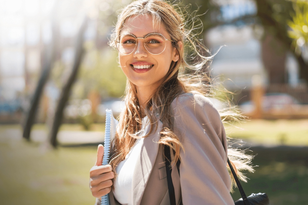 Professionista sorridente che utilizza RoxPay